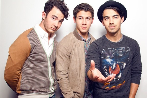 танец с папками, Jonas Brothers